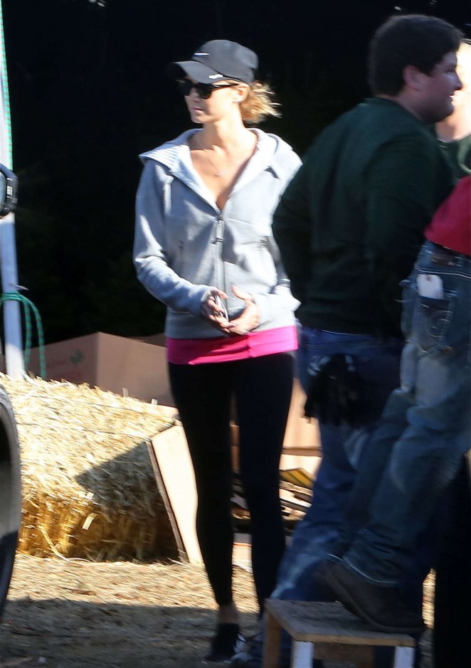 Stacy Keibler - Buys a Christmas Tree in Los Angeles