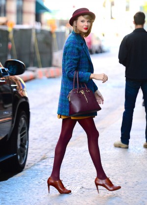 Taylor Swift - Arriving at her apartment in NYC