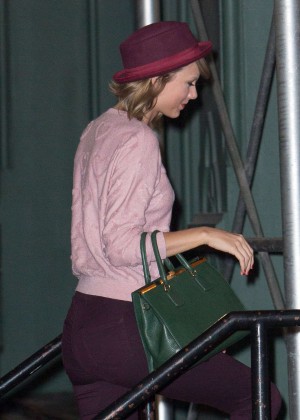 Taylor Swift in Tight Pants Arriving to Her Apartment in NYC