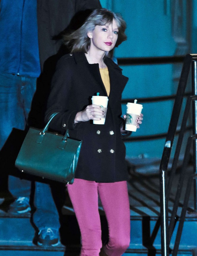 Taylor Swift in Pink Pants Leaves Her Apartment in New York