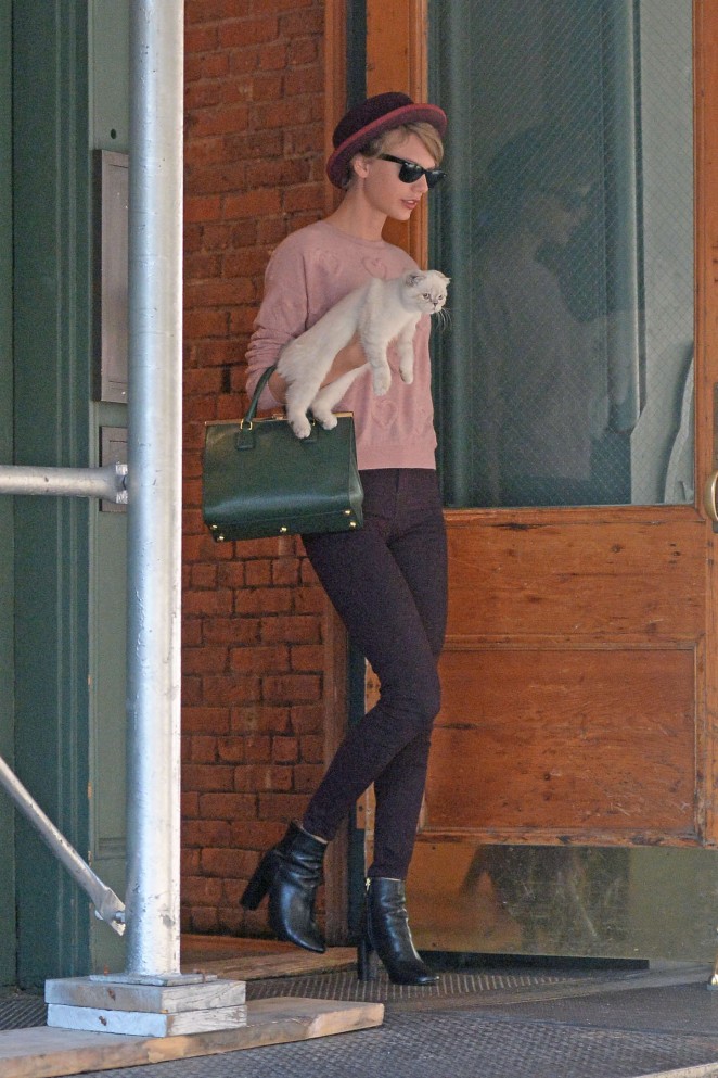 Taylor Swift in Tight Pants Out in New York City