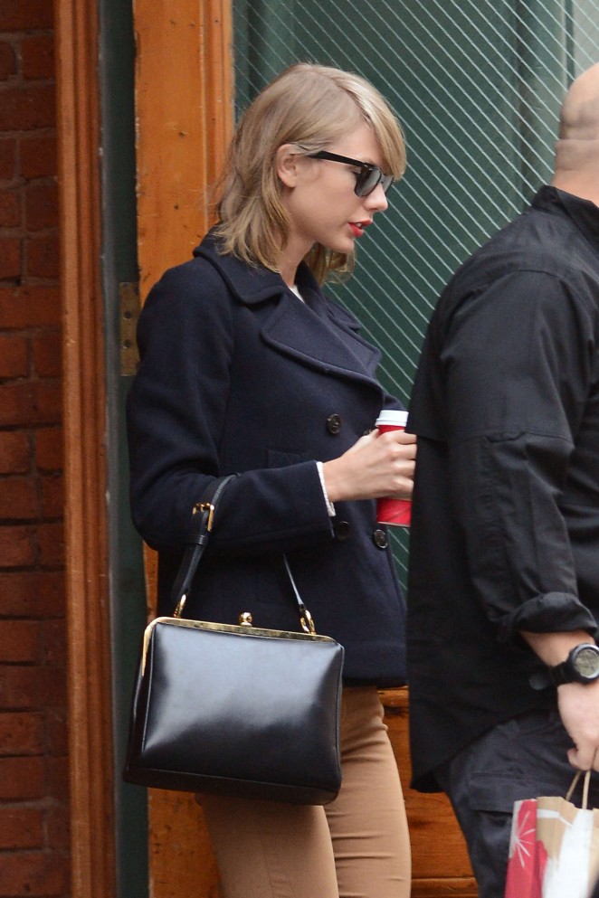 Taylor Swift - Leaving her apartment in New York City