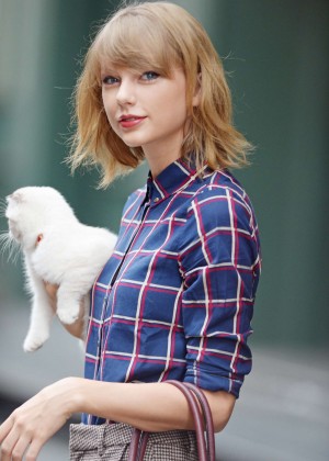 Taylor Swift With Her Cat Leaving Her Apartment in NYC