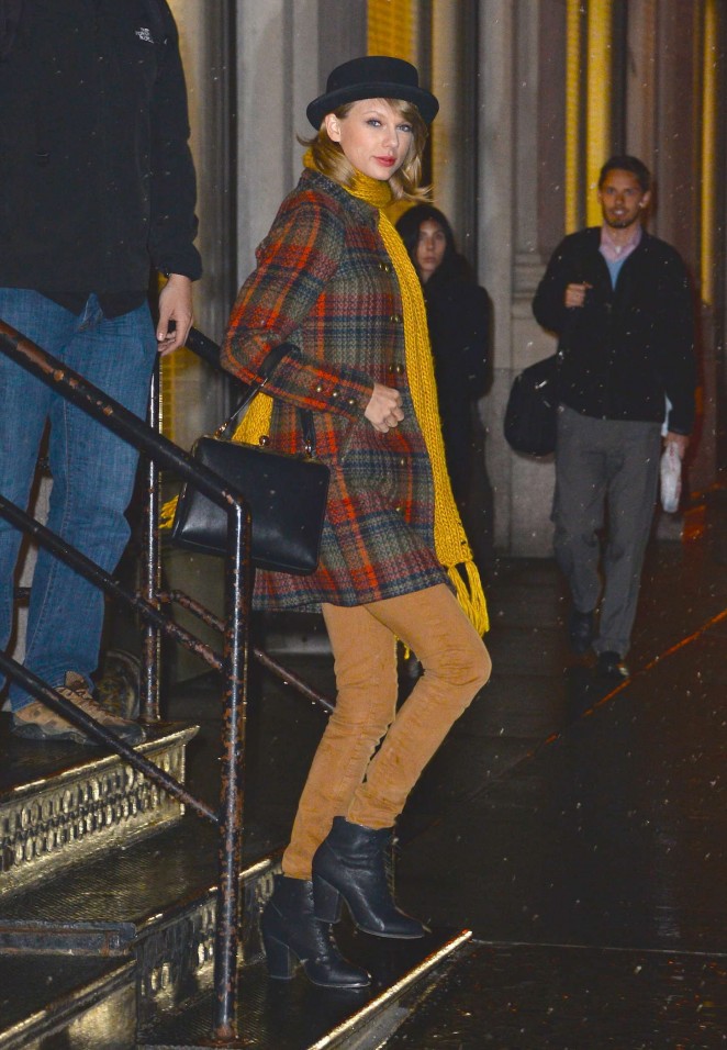 Taylor Swift Night Out - Leaving her apartment in NYC