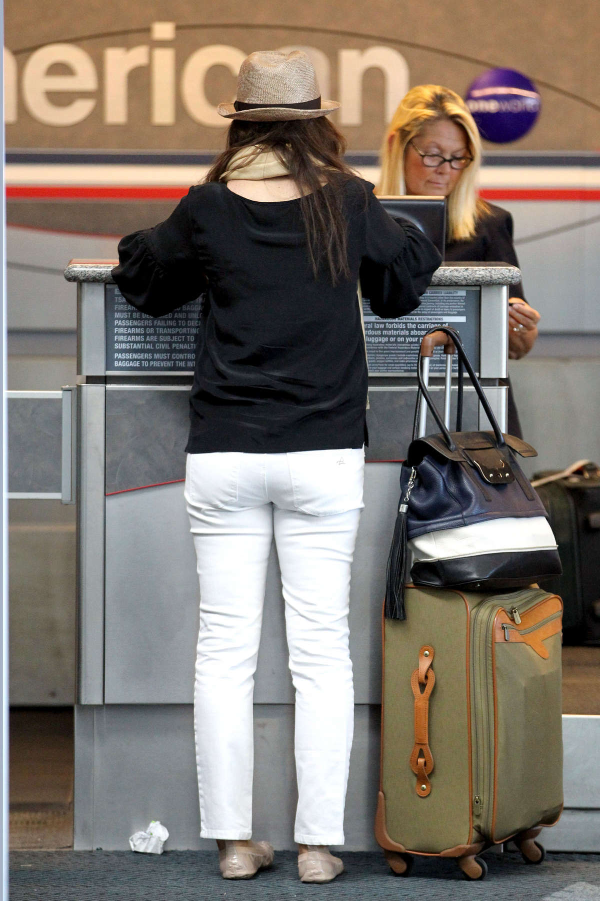 Tiffani Thiessen - booty in jeans-08 GotCeleb.