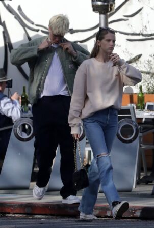 Abby Champion - Out for brunch in Los Angeles