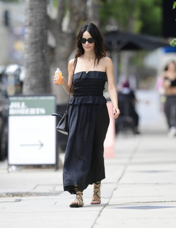 Abigail Spencer - Photographed going out to a juice bar in Los Angeles