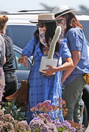 Abigail Spencer - Sets up her floral company at the farmer's market in Montecito