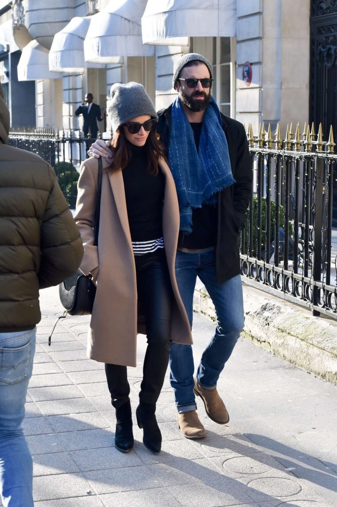 Abigail Spencer With Her New Boyfriend Out In Paris 02 Gotceleb
