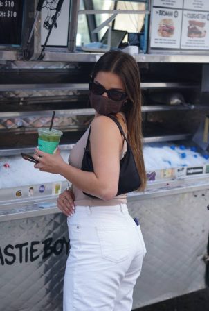 Addison Rae - Grabbing smoothies in West Hollywood