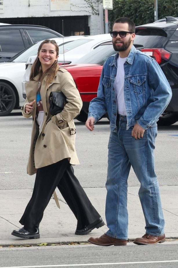 Addison Rae - On a stroll with her boyfriend Omer Fedi in Los Feliz