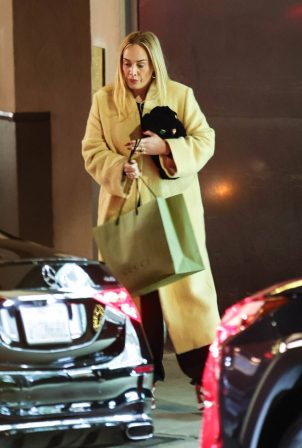 Adele - Christmas shopping at the Gucci Store in Beverly Hills