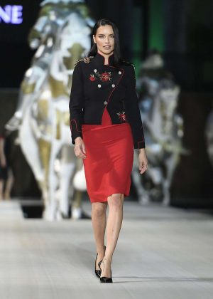 Adriana Lima - Dossi Dossi Fashion Show in Antalya