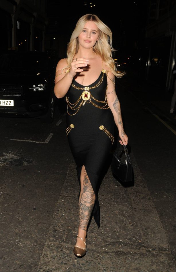 Adrianna V Michaels - Arriving to Mano Mayfair in London