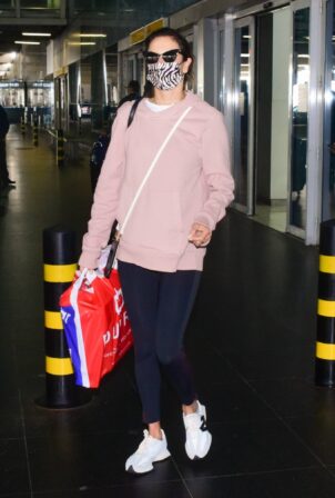 Alessandra Ambrósio - Touches down in São Paulo at Guarulhos' airport