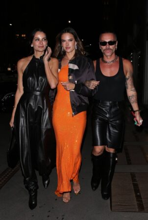 Alessandra Ambrosio - Out with friends in Milan
