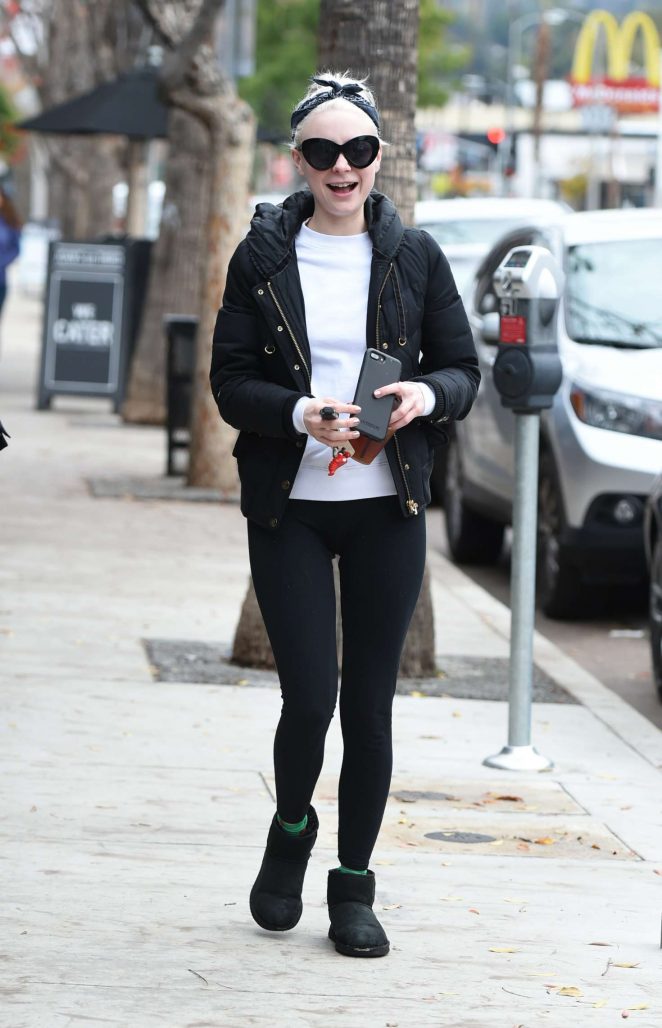Alessandra Torresani - Has lunch with a friend on New Years Eve in Los Angeles