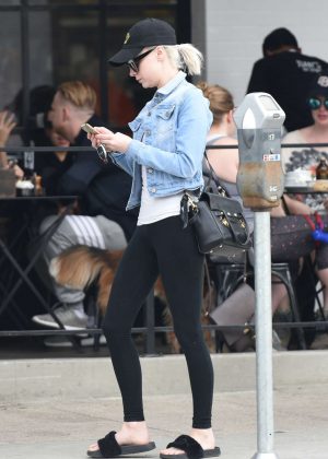 Alessandra Torresani Out to Lunch With a Friend in Los Angeles