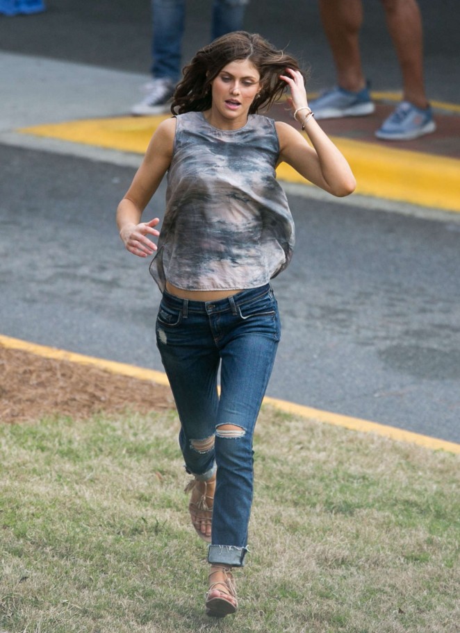 Alexandra Daddario in Jeans on the set of 'Baywatch' in Miami