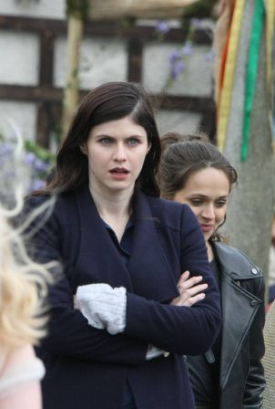 Alexandra Daddario - On the set of 'Mayfair Witches' in IrelandqnC8Kp