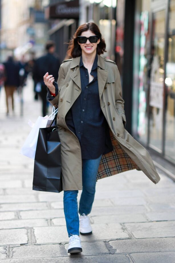 Alexandra Daddario - Shopping spree in Paris