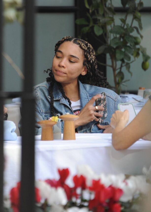 Alexandra Shipp - having lunch with a friend in Beverly Hills