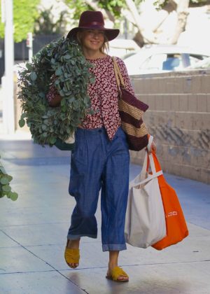 Ali Larter - Buying a large Christmas Wreath in Santa Monica