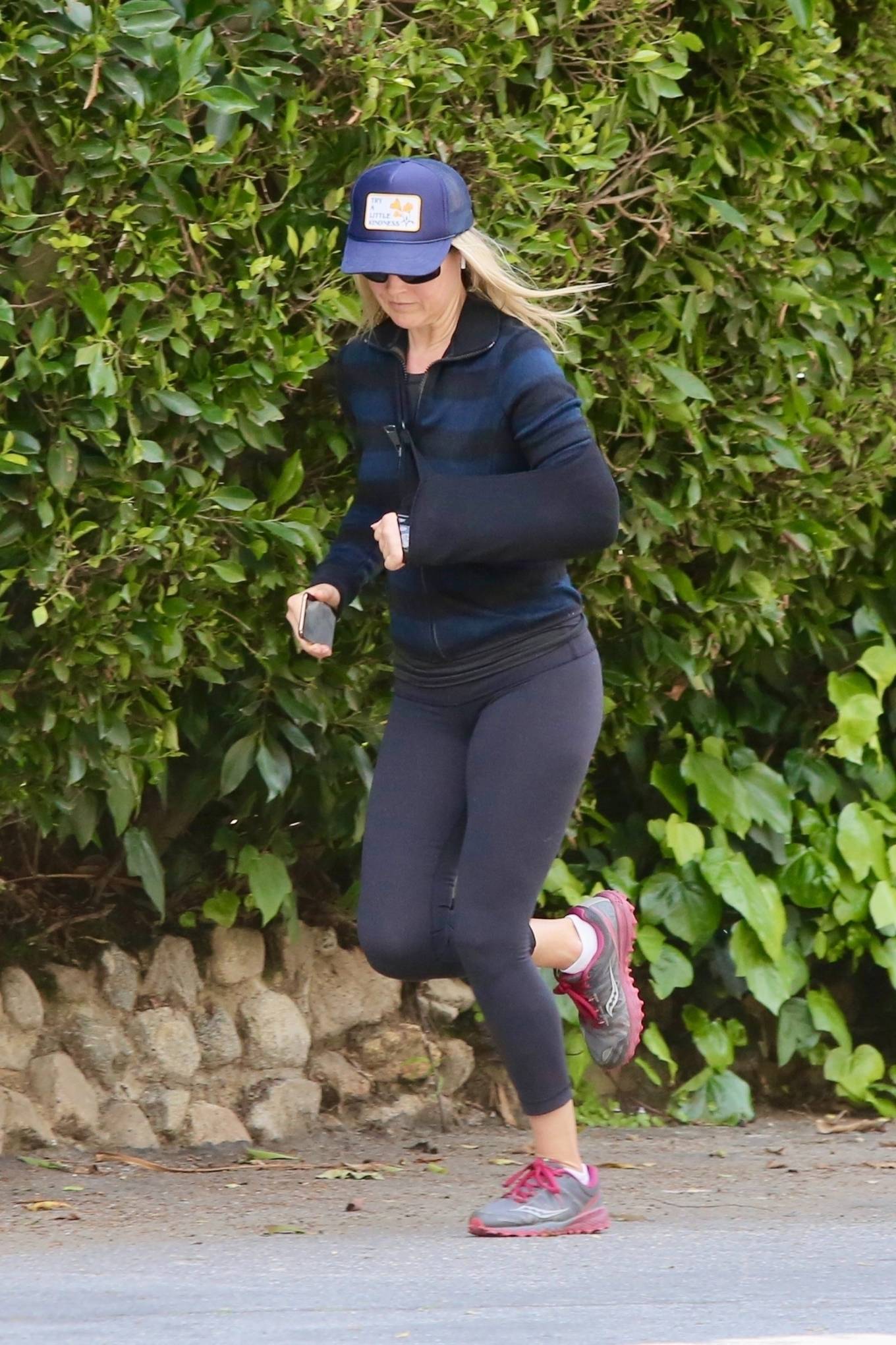 Ali Larter â€“ Sports a brace on her broken wrist during jogging