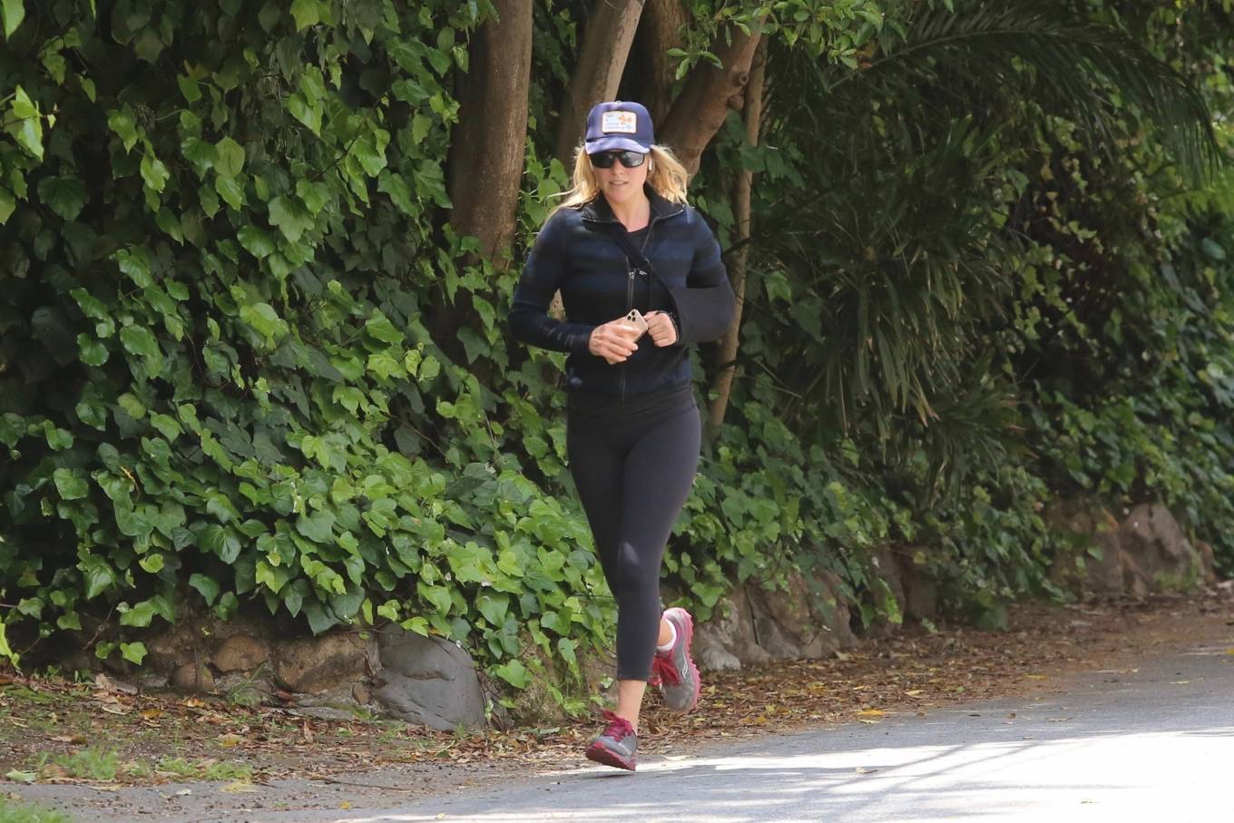 Ali Larter â€“ Sports a brace on her broken wrist during jogging