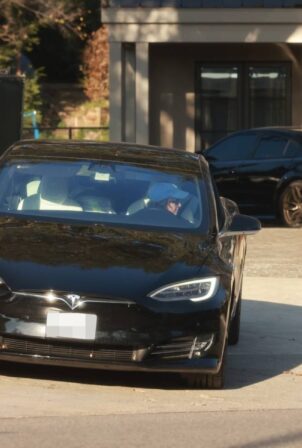 Alia Shawkat - Drive her black Tesla in Los Feliz