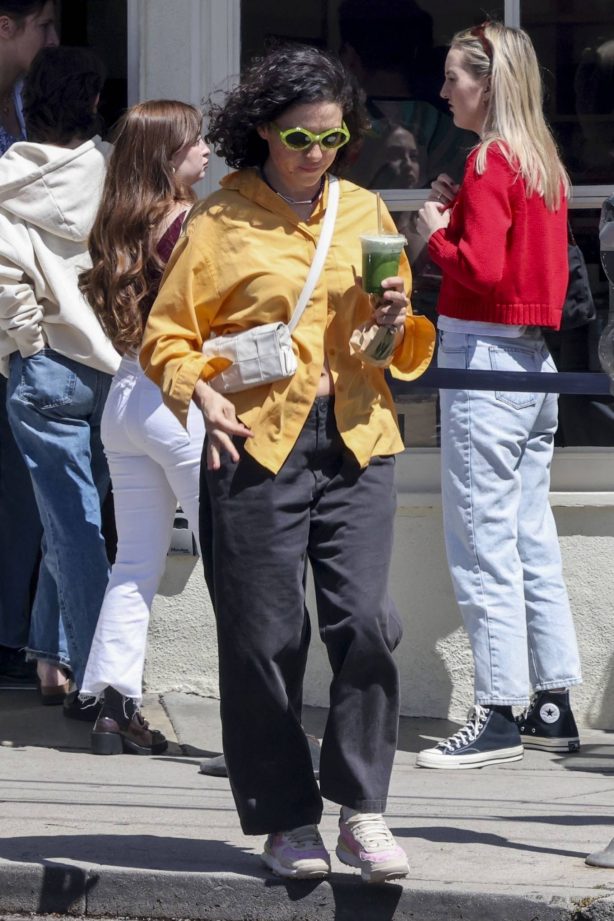 Alia Shawkat - Grabs a green juice in Los Feliz