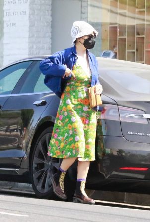 Alia Shawkat - Out in her usual quirky style in Los Feliz