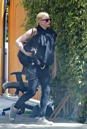 Alice Evans - Steps out of the California home in Los Angeles