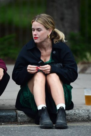 Alice Eve - Enjoying drinks on the pavement with a friend in London