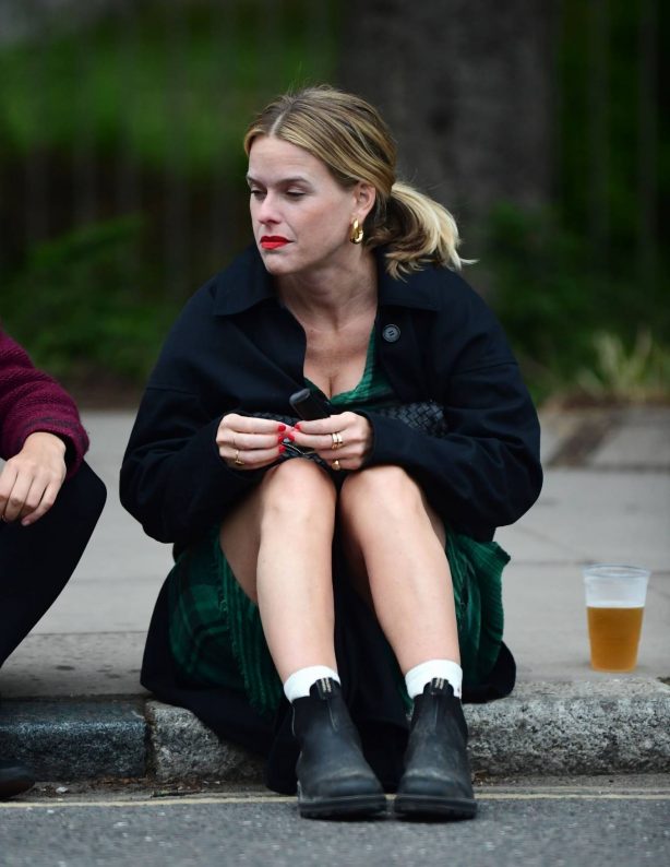Alice Eve - Enjoying drinks on the pavement with a friend in London