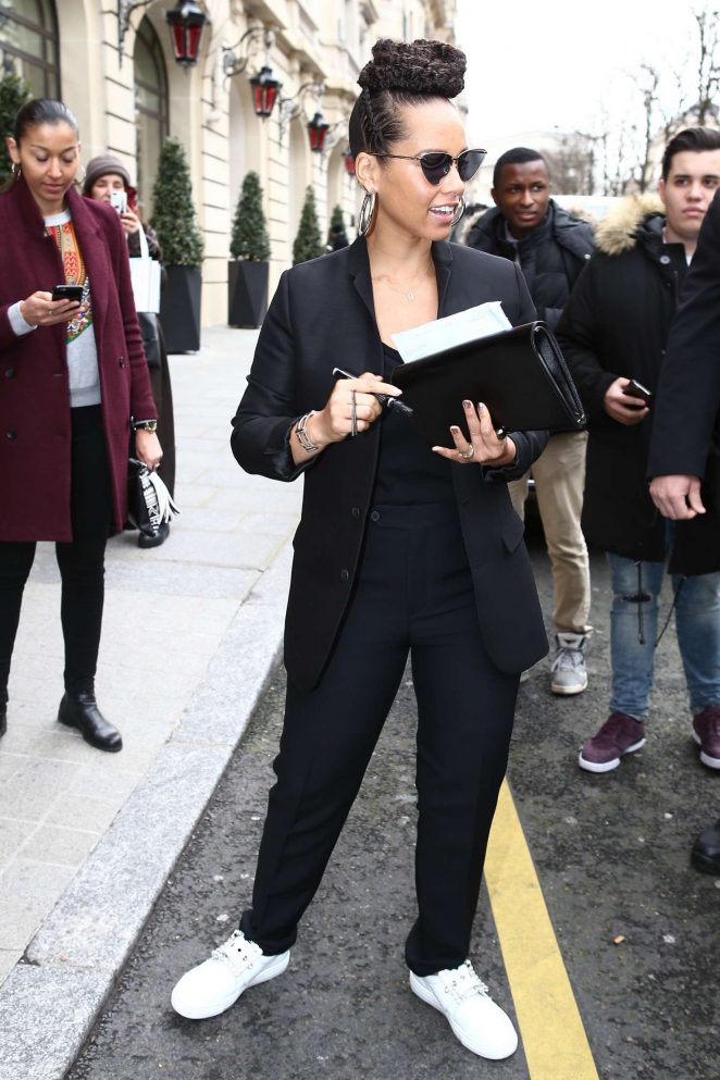 Alicia Keys out in Paris
