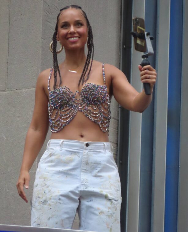 Alicia Keys - Rooftop photo shoot in New York