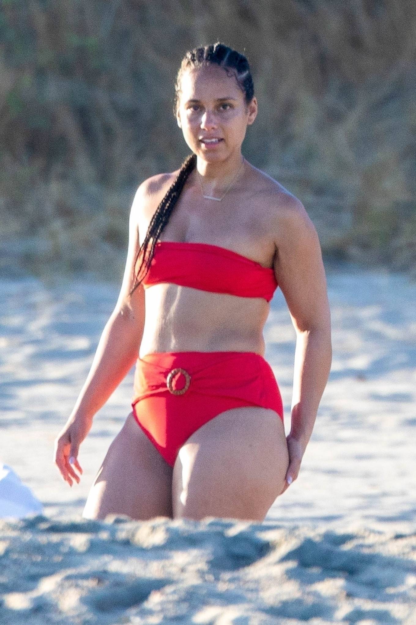 Alicia Keys - Spotted on a beach in Cabo San Lucas