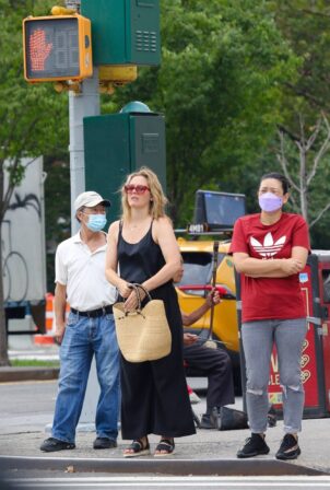Alicia Silverstone - Goes make-up free for a walk at Manhattan’s Chinatown