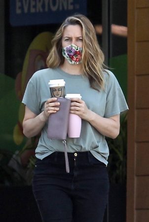Alicia Silverstone - Leaves Starbucks in Beverly Hills