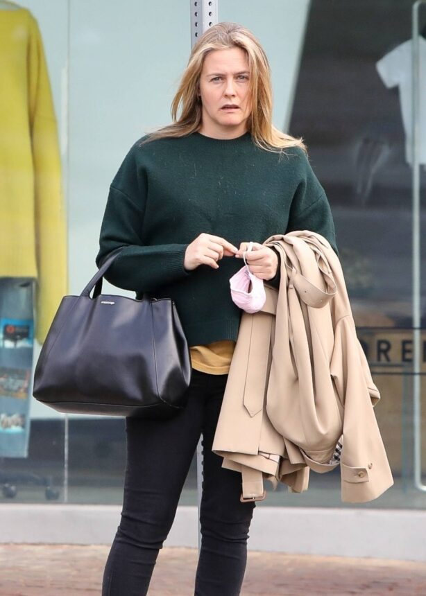 Alicia Silverstone - Looks refreshed leaving a hair salon in West Hollywood