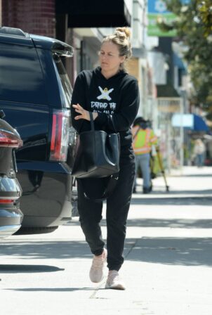 Alicia Silverstone - Makeup free seen heading to the gym in Los Angeles