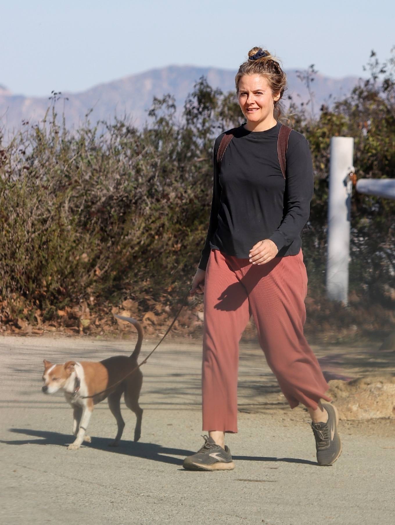 Alicia Silverstone 2021 : Alicia Silverstone – Seen while takes her dog for a walk-01