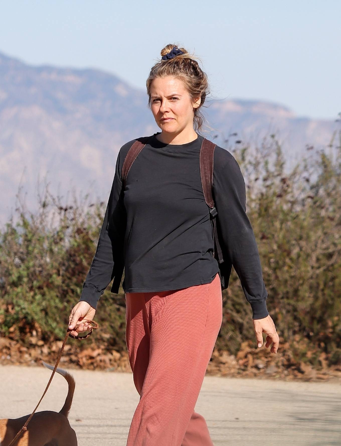 Alicia Silverstone 2021 : Alicia Silverstone – Seen while takes her dog for a walk-03