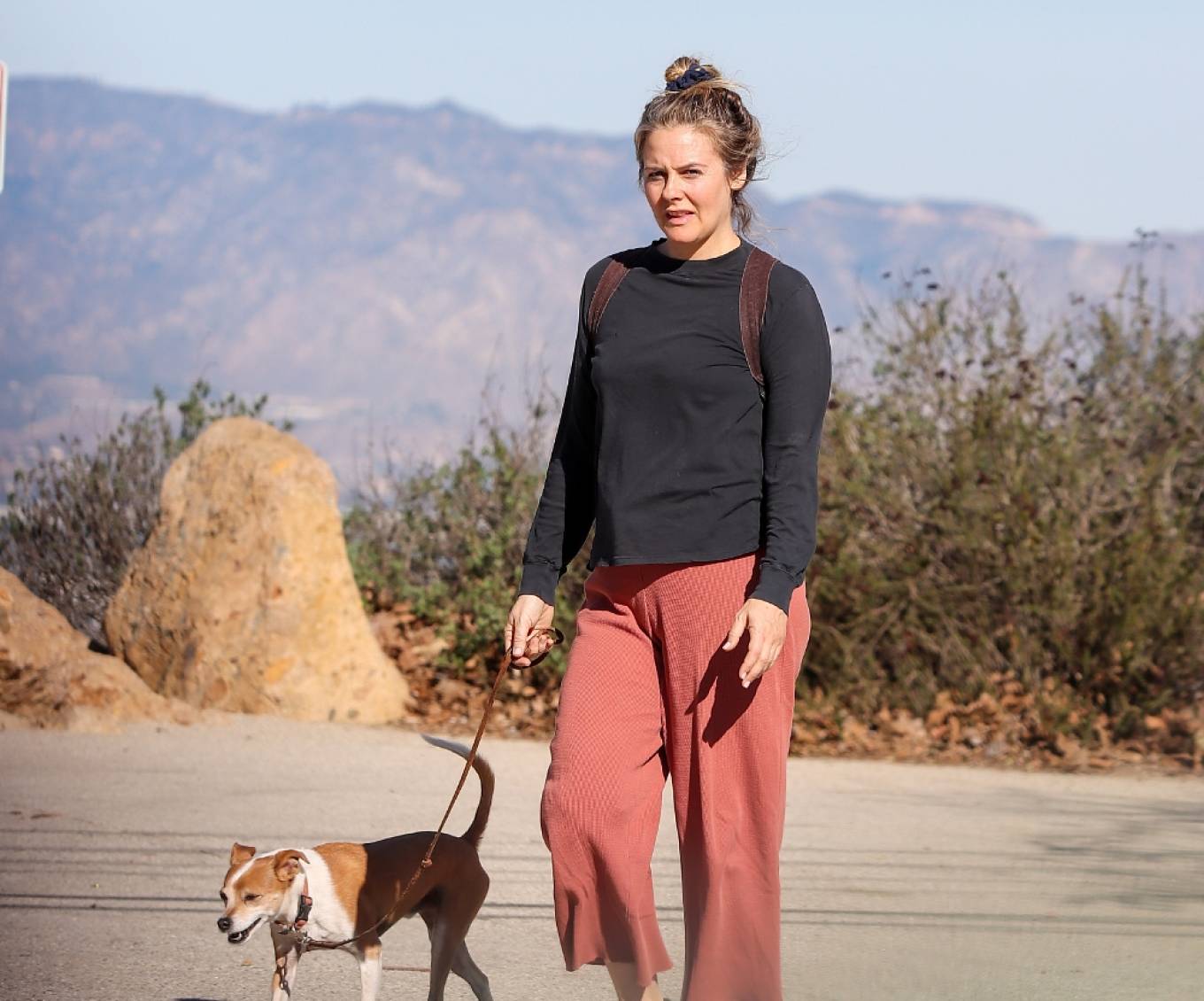Alicia Silverstone 2021 : Alicia Silverstone – Seen while takes her dog for a walk-04