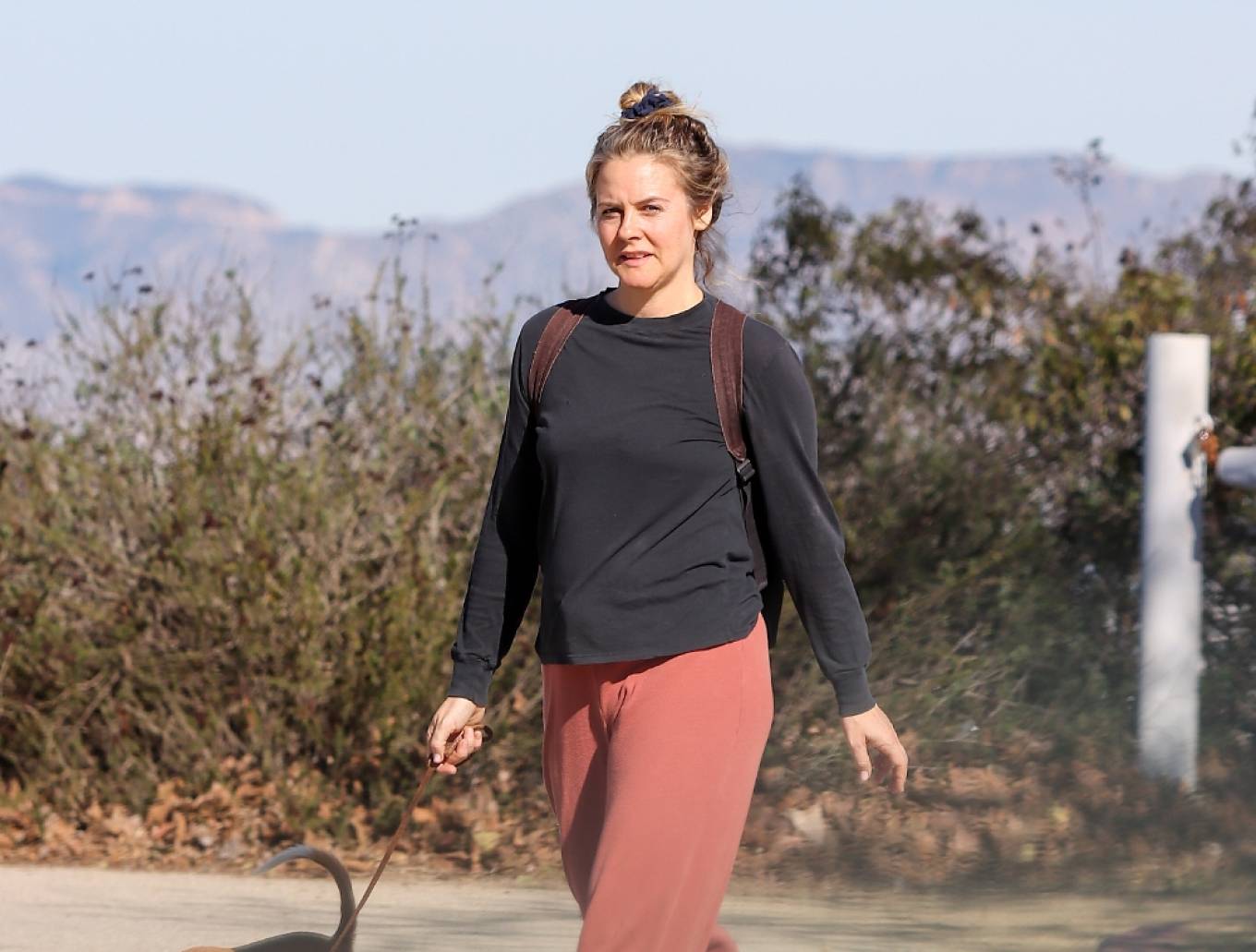 Alicia Silverstone 2021 : Alicia Silverstone – Seen while takes her dog for a walk-07