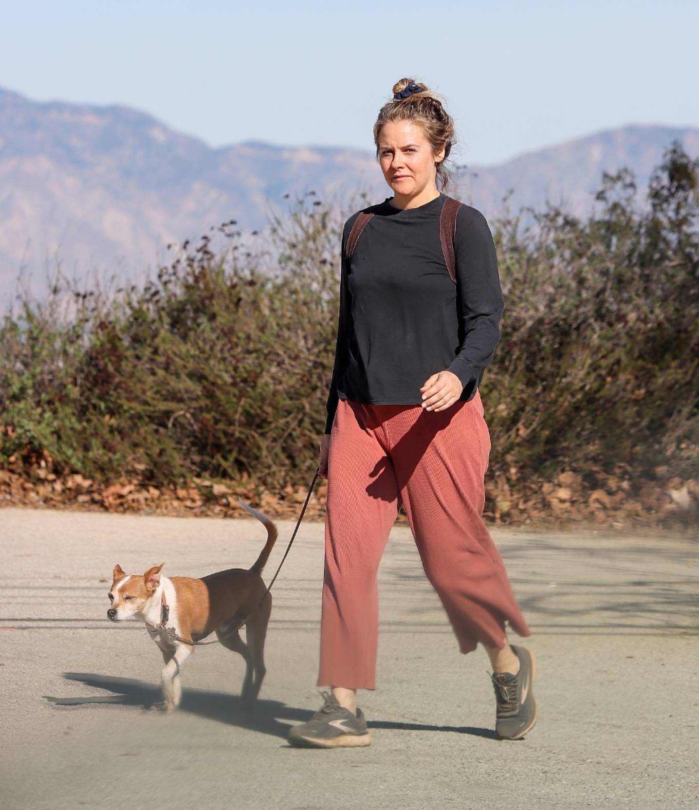 Alicia Silverstone 2021 : Alicia Silverstone – Seen while takes her dog for a walk-08