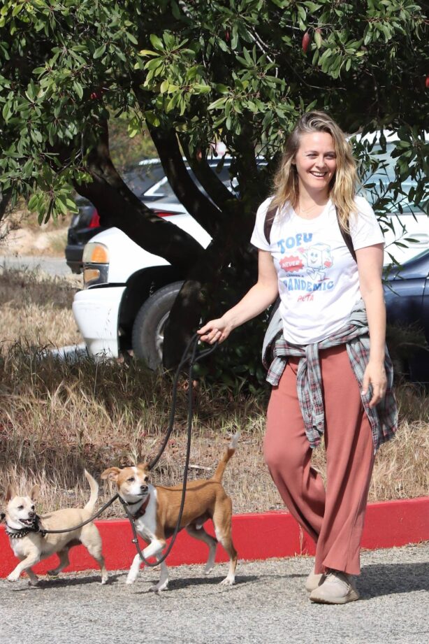 Alicia Silverstone - Walks her dogs with a friend in Los Angeles