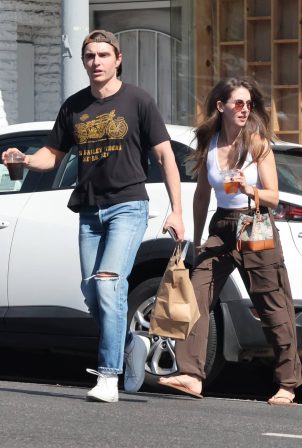 Alison Brie - Dave Franco enjoy a coffee run together in Los Feliz