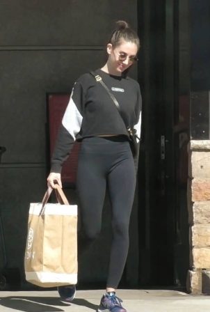 Alison Brie - Shopping at Gelson's in sunny Los Feliz